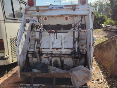 Lote 0016: CAÇAMBA COMPACTADORA DE LIXO