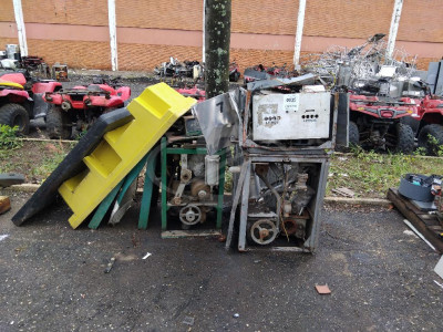 Aproximadamente 4 Bombas de Gasolinas Usadas